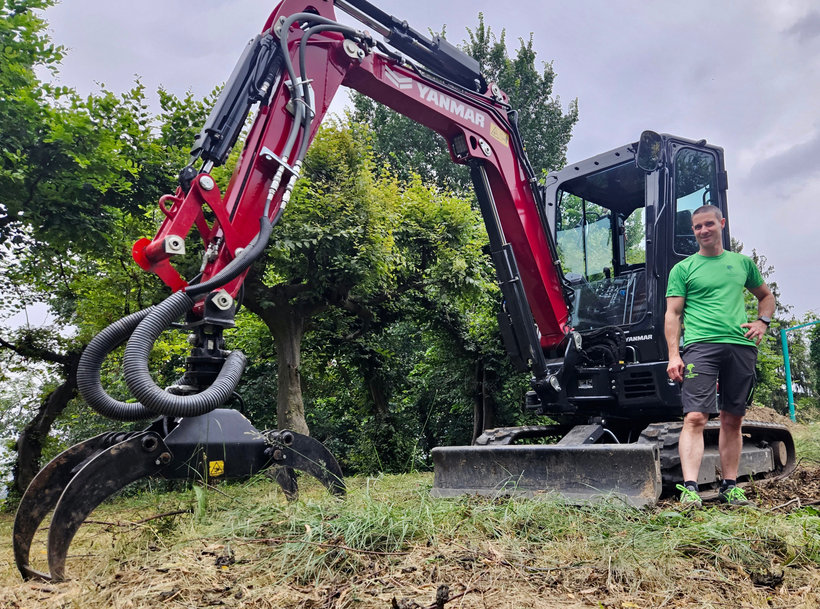 Une mini-pelle Yanmar ViO33-6 est utilisée quotidiennement dans un vaste parc qui entoure une villa du XVIIIe siècle à Cernusco Lombardone, en Lombardie (Italie)